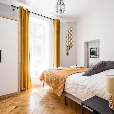 Lägenhetshotell Royal Old Town 3*